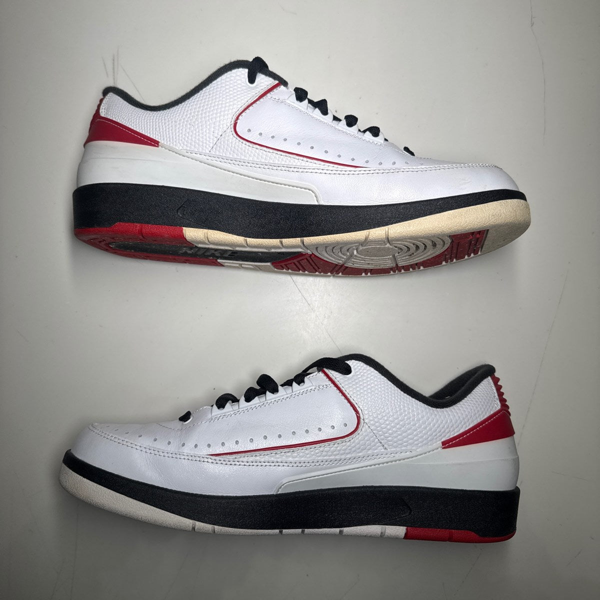 Jordan 2 Retro Low Chicago (2016) Size 11 (Lightly Worn Pre-Owned)